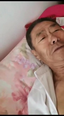 “舒服吧老头明天当我干爹好不好”对白搞笑淫荡70来岁J8还很大的老头被超骚的熟女鸡爽的不要不要的 截图4