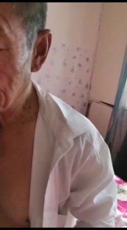 “舒服吧老头明天当我干爹好不好”对白搞笑淫荡70来岁J8还很大的老头被超骚的熟女鸡爽的不要不要的 截图12