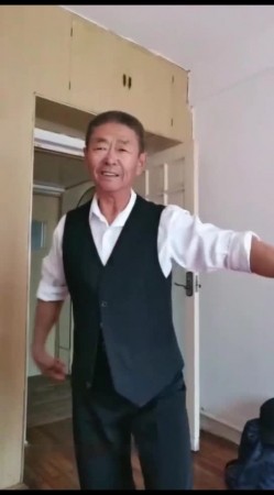 “舒服吧老头明天当我干爹好不好”对白搞笑淫荡70来岁J8还很大的老头被超骚的熟女鸡爽的不要不要的 截图15