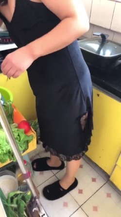骚子收拾厨房~穿睡衣挂着空挡勾引我~搞得我按耐不住只能偷袭~巨屌后入操得她爽爽的！ 截图1