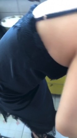 骚子收拾厨房~穿睡衣挂着空挡勾引我~搞得我按耐不住只能偷袭~巨屌后入操得她爽爽的！ 截图3
