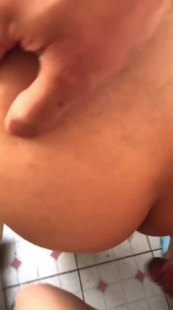 骚子收拾厨房~穿睡衣挂着空挡勾引我~搞得我按耐不住只能偷袭~巨屌后入操得她爽爽的！ 截图10