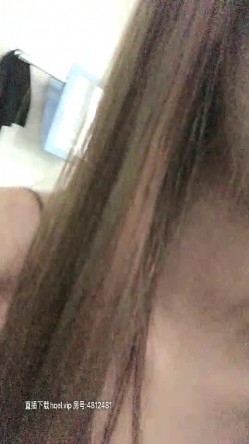 别人家的小少妇是真骚，欲望强烈主动上位还抓着小哥的手让她摸奶子，叫声骚浪被草不行还得拿道具玩骚逼 截图6