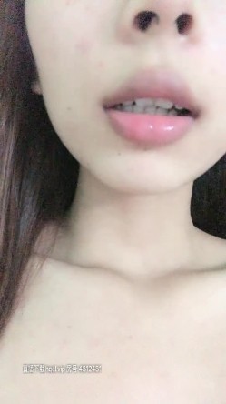 别人家的小少妇是真骚，欲望强烈主动上位还抓着小哥的手让她摸奶子，叫声骚浪被草不行还得拿道具玩骚逼 截图7