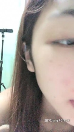 别人家的小少妇是真骚，欲望强烈主动上位还抓着小哥的手让她摸奶子，叫声骚浪被草不行还得拿道具玩骚逼 截图9