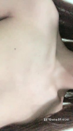 别人家的小少妇是真骚，欲望强烈主动上位还抓着小哥的手让她摸奶子，叫声骚浪被草不行还得拿道具玩骚逼 截图12