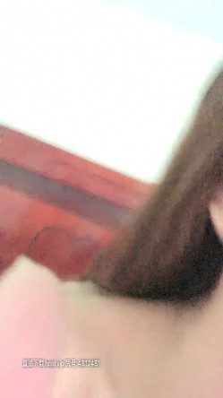 别人家的小少妇是真骚，欲望强烈主动上位还抓着小哥的手让她摸奶子，叫声骚浪被草不行还得拿道具玩骚逼 截图15