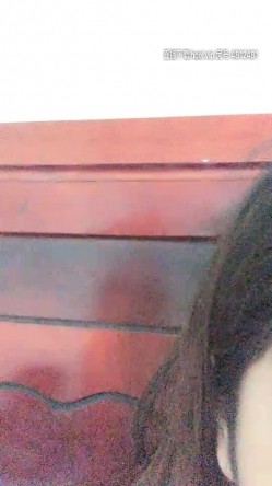 别人家的小少妇是真骚，欲望强烈主动上位还抓着小哥的手让她摸奶子，叫声骚浪被草不行还得拿道具玩骚逼 截图16