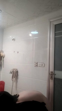 放假去姨妈家玩故意把手机落在浴室偷拍 ️表姐洗澡她好奇看了几次手机最后把它拿给我 截图2
