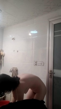 放假去姨妈家玩故意把手机落在浴室偷拍 ️表姐洗澡她好奇看了几次手机最后把它拿给我 截图3