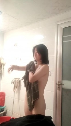 放假去姨妈家玩故意把手机落在浴室偷拍 ️表姐洗澡她好奇看了几次手机最后把它拿给我 截图4