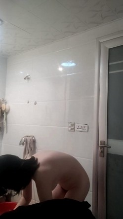 放假去姨妈家玩故意把手机落在浴室偷拍 ️表姐洗澡她好奇看了几次手机最后把它拿给我 截图9