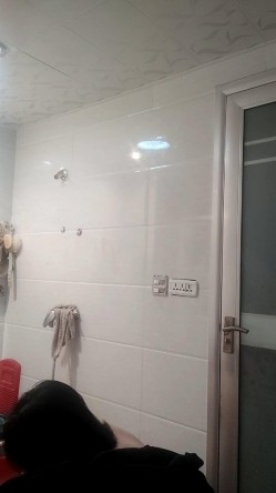 放假去姨妈家玩故意把手机落在浴室偷拍 ️表姐洗澡她好奇看了几次手机最后把它拿给我 截图10
