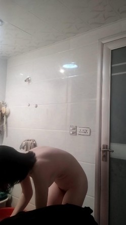 放假去姨妈家玩故意把手机落在浴室偷拍 ️表姐洗澡她好奇看了几次手机最后把它拿给我 截图12