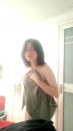 放假去姨妈家玩故意把手机落在浴室偷拍 ️表姐洗澡她好奇看了几次手机最后把它拿给我 截图14
