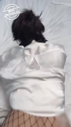 31万粉淫乱大神【奶子即正义】凌辱操哭极品美少妇 sm调教 ⽹袜开肛 舔脚深喉 打出⾎印 直接操哭 截图10