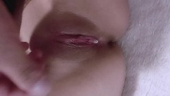漂亮黑丝美眉 身材丰满小娇乳 无毛小穴被小哥大鸡吧探索和品尝 无套猛怼 内射 截图15