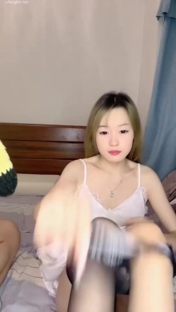 清纯大学生【黑丝美少女】跟男友家中创业赚钱炮火连天小穴被插得快要肿了 截图3