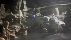 【cikaimoonLiWaynix】大胆露出无视路人 打篮球泡温泉 截图3