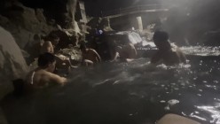 【cikaimoonLiWaynix】大胆露出无视路人 打篮球泡温泉 截图7