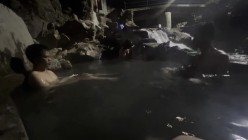 【cikaimoonLiWaynix】大胆露出无视路人 打篮球泡温泉 截图13