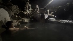 【cikaimoonLiWaynix】大胆露出无视路人 打篮球泡温泉 截图16