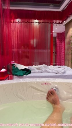 【重磅核弹】绿帽夫妻露出大神【小可爱】，屌爆了，大白天在九寨沟，成都闹市街头都敢脱 截图1