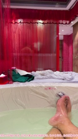 【重磅核弹】绿帽夫妻露出大神【小可爱】，屌爆了，大白天在九寨沟，成都闹市街头都敢脱 截图11