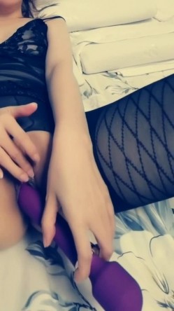 “啊~顶死了~插死我了”对话刺激，很能淫叫的极品人妻少妇【骚逼爱丽丝】性爱自拍，吞精无毛美臀无套各种输出白浆泛滥，撸管必备 截图15