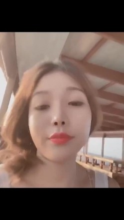 大长腿肥臀美乳的大眼女神芝芝最齐全的图片小视频集合，只能用极品尤物这个词 才能形容她了，难得的微信私发粉丝大尺度动作流出 截图5