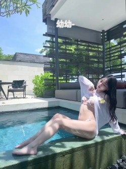 顶级女模最新！颜值巅峰秀人网当红女神模特【谢小蒽】诱人私拍，超细丁字泳裤勒住肥鲍露两瓣微露奶 截图6