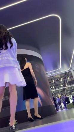 [超级裙底]最新2023上海车展各色美女模特 总有一款你喜欢 截图1