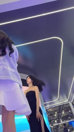 [超级裙底]最新2023上海车展各色美女模特 总有一款你喜欢 截图2