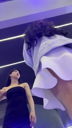 [超级裙底]最新2023上海车展各色美女模特 总有一款你喜欢 截图13