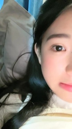 南京真实校花，【大二学妹】，教室课堂上露奶，宿舍偷拍舍友，绝品，馒头逼白虎，可以线下约，心动吗？ 截图3