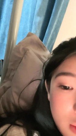 南京真实校花，【大二学妹】，教室课堂上露奶，宿舍偷拍舍友，绝品，馒头逼白虎，可以线下约，心动吗？ 截图4