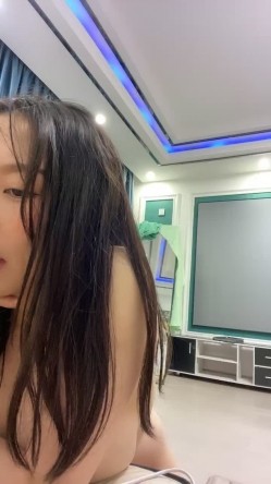 巨乳奶妈：挤着奶自慰、孩子突然哭了，神仙口活儿，这奶水好新鲜，看着就惹火！ 截图2