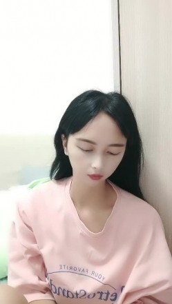 CC小妹露脸自己在家陪狼友骚，情趣内衣白丝情趣诱惑狼友，互动撩骚揉捏骚奶子，大黑牛自慰骚穴浪叫表情骚 截图4