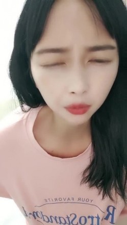 CC小妹露脸自己在家陪狼友骚，情趣内衣白丝情趣诱惑狼友，互动撩骚揉捏骚奶子，大黑牛自慰骚穴浪叫表情骚 截图8