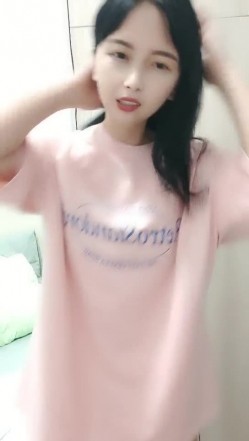 CC小妹露脸自己在家陪狼友骚，情趣内衣白丝情趣诱惑狼友，互动撩骚揉捏骚奶子，大黑牛自慰骚穴浪叫表情骚 截图10