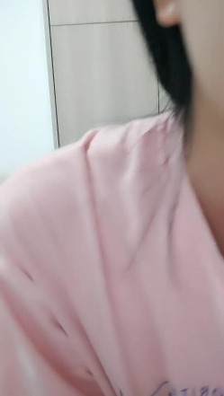 CC小妹露脸自己在家陪狼友骚，情趣内衣白丝情趣诱惑狼友，互动撩骚揉捏骚奶子，大黑牛自慰骚穴浪叫表情骚 截图11