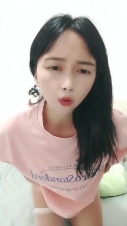 CC小妹露脸自己在家陪狼友骚，情趣内衣白丝情趣诱惑狼友，互动撩骚揉捏骚奶子，大黑牛自慰骚穴浪叫表情骚 截图12