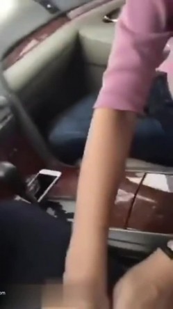 接甜美小情人下班说今天刺激点玩车震 男子有点犹豫 车多操操停停 老公又催回家真的刺激 截图5