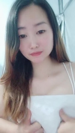 居家知性美少妇，独自在家道具自慰，跳蛋自慰粉蝴蝶，流了很多白浆 截图3