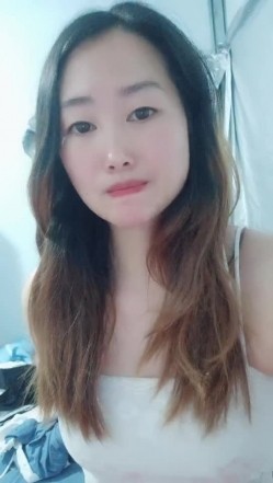 居家知性美少妇，独自在家道具自慰，跳蛋自慰粉蝴蝶，流了很多白浆 截图4