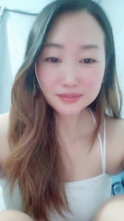 居家知性美少妇，独自在家道具自慰，跳蛋自慰粉蝴蝶，流了很多白浆 截图5