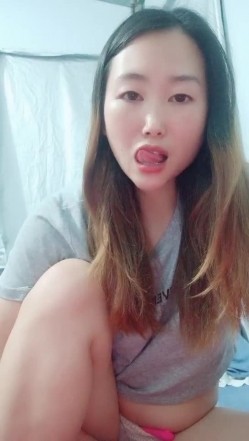 居家知性美少妇，独自在家道具自慰，跳蛋自慰粉蝴蝶，流了很多白浆 截图6