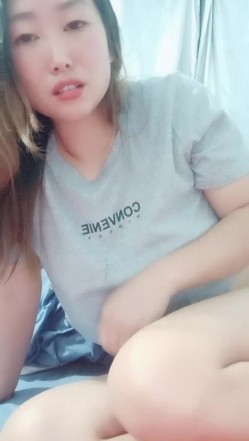 居家知性美少妇，独自在家道具自慰，跳蛋自慰粉蝴蝶，流了很多白浆 截图14