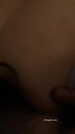 超顶淫妻博主，【琼久】，跟其他单男3P，绿帽男在旁边看别人干自己的老婆，好淫荡的画面 截图8
