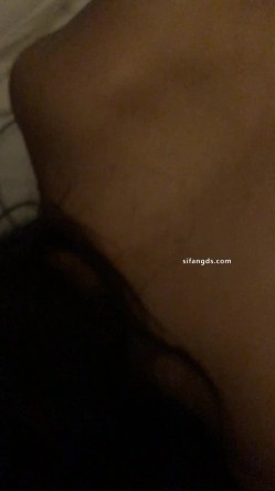 超顶淫妻博主，【琼久】，跟其他单男3P，绿帽男在旁边看别人干自己的老婆，好淫荡的画面 截图11